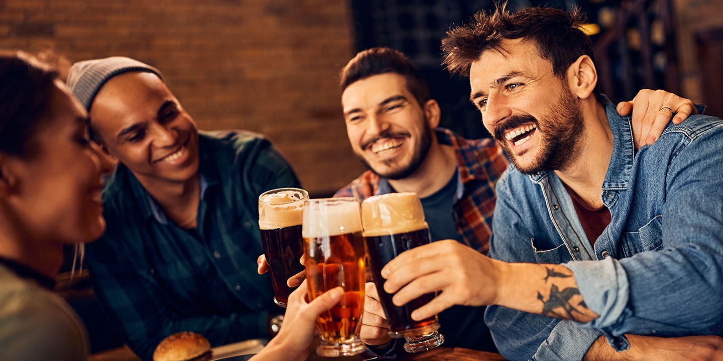 serving_non_alcoholic_beer_aviko.jpg